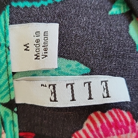 ELLE medium black with red & pink floral sleeveless blouse - Picture 4 of 6